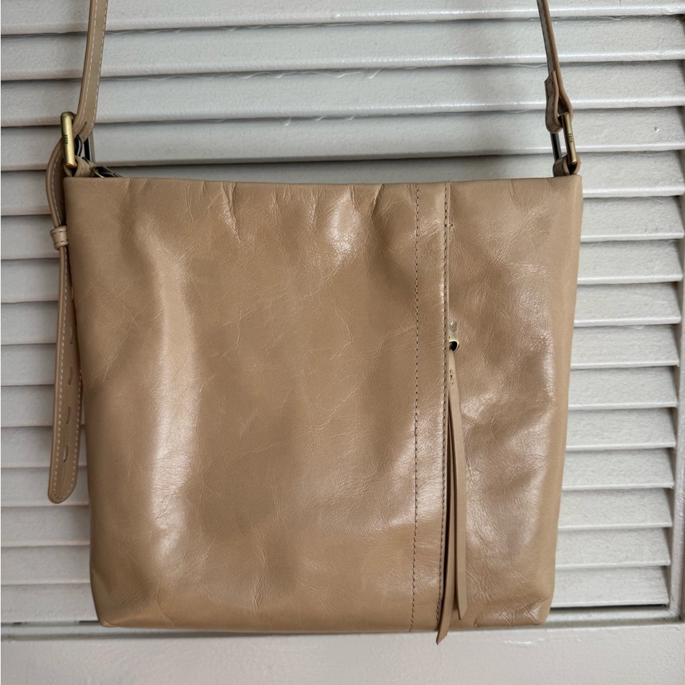 Elegant Tan Leather Shoulder Bag
